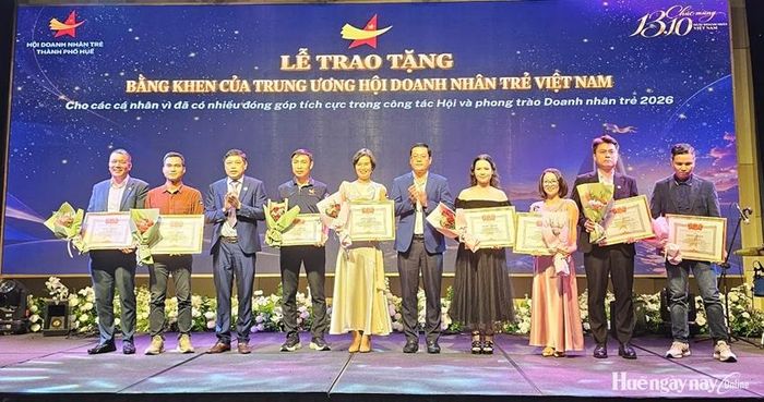  Trao bằng khen của Trung ương Hội Doanh nhân trẻ Việt Nam cho các cá nhân có nhiều đóng góp trong công tác Hội và phong trào Doanh nhân trẻ năm 2026.  