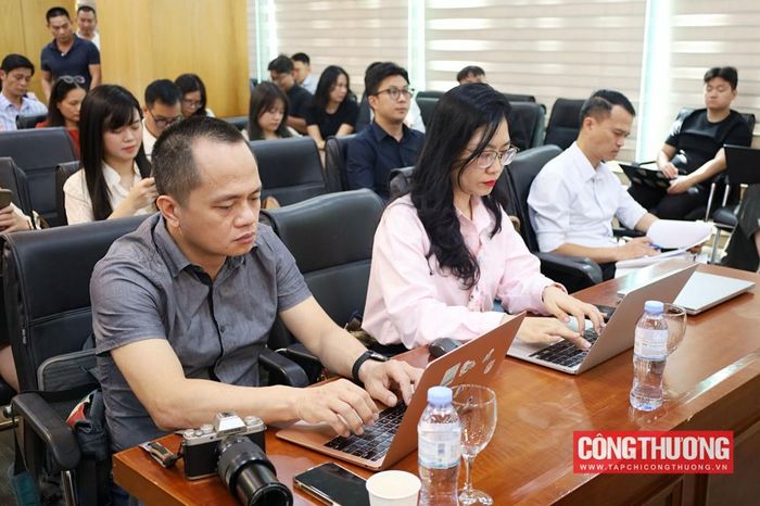 Các đại biểu tham dự họp báo