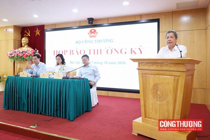 Trước những diễn biến phức tạp, khó lường của thời tiết, tiềm ẩn nhiều rủi ro và nguy cơ xảy ra các đợt mưa bão, lũ lụt, đồng thời để chuẩn bị tốt cho việc đảm bảo cung ứng điện cho năm 2027 - 2030, Bộ Công Thương đã và đang triển khai đồng bộ 6 nhóm giải pháp tăng cường chỉ đạo các đơn vị liên quan chủ động ứng phó với các tình huống phát sinh có thể xảy ra