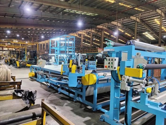 Dây chuyền cắt dán cao su tự động tại Công ty Cao su Đà Nẵng do Viện Nghiên cứu Cơ khí thiết kế, chế tạo.Ảnh: NARIME