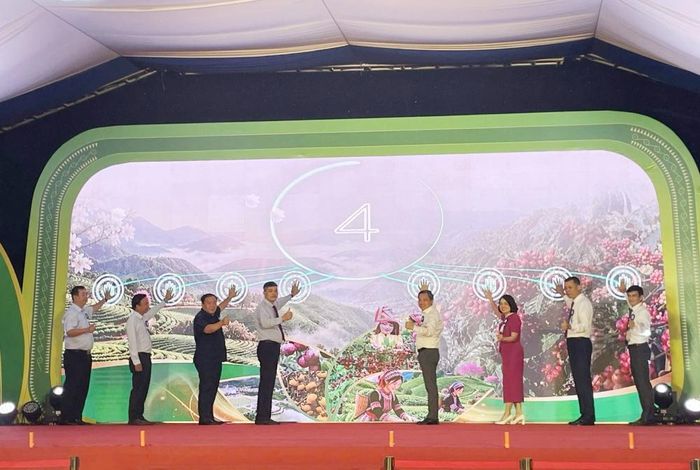 Các đại biểu thực hiện nghi thức bấm nút khai mạc Hội chợ