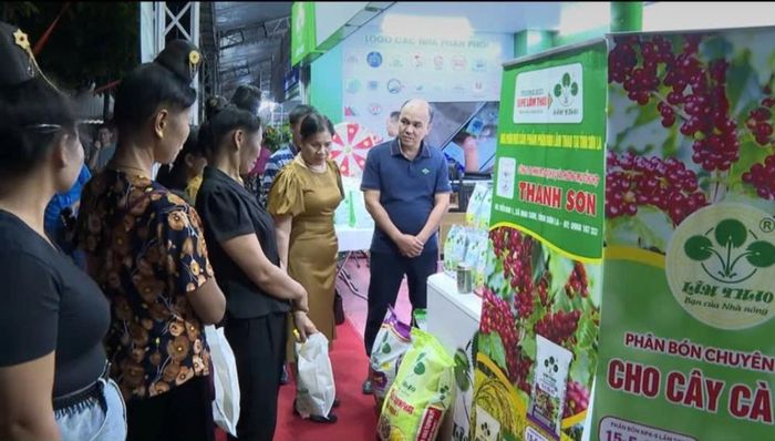 Đông đảo người tiêu dùng thăm quan và mua sắm tại Hội chợ