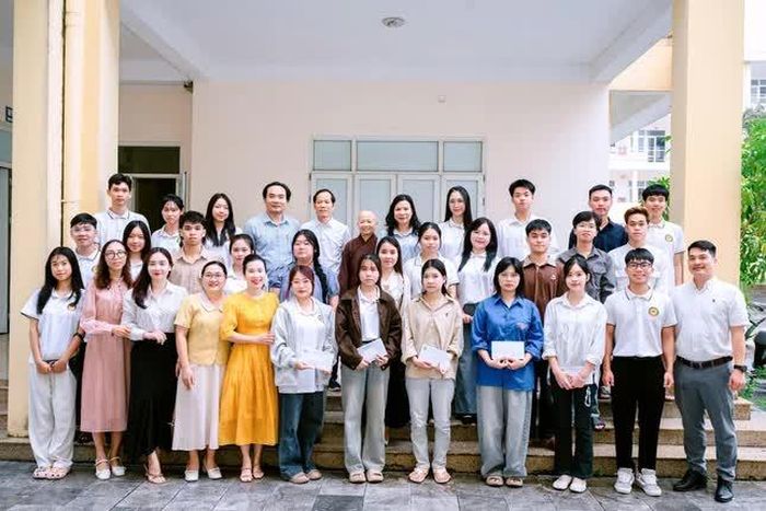 Tổng trị giá chương trình trao học bổng là 44 triệu đồng - Ảnh: Đức Hòe