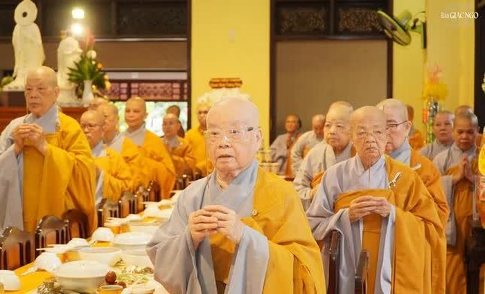 Chư Ni thành kính tưởng niệm