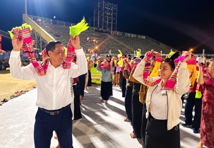 Ông Hoàng Giang (bên trái), Phó Bí thư Thường trực Tỉnh ủy, Chủ tịch HĐND tỉnh Lào Cai đã đến thăm, động viên các diễn viên đang tham gia luyện tập màn Đại Xòe, chuẩn bị cho lễ khai mạc Lễ hội vấn  hóa, du lịch Mường Lò năm 2026 tại sân vận động Nghĩa Lộ tối 9/10.