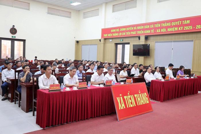 Chiều 9/10, xã Tiến Thắng tổ chức khởi công Dự án đầu tư xây dựng và kinh doanh kết cấu hạ tầng Khu công nghiệp Tiến Thắng giai đoạn 1, với quy mô 230 ha. Dự án nằm trong danh mục công trình chào mừng 72 năm Ngày Giải phóng Thủ đô. Khi được đầu tư đồng bộ, khu công nghiệp sẽ tạo quỹ đất hạ tầng để thu hút các nhà đầu tư thứ cấp, ưu tiên lĩnh vực chế biến, chế tạo, công nghệ cao và thân thiện với môi trường.
