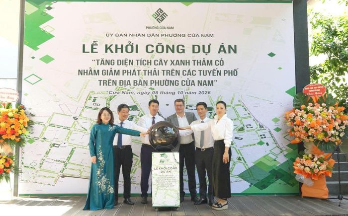 Cũng trong chuỗi hoạt động chào mừng ngày lễ lớn, phường Cửa Nam khởi công dự án tăng diện tích cây xanh, thảm cỏ nhằm giảm phát thải trên 11 tuyến phố.  Không chỉ cải thiện diện mạo đô thị, công trình còn hướng tới mở rộng không gian xanh, nâng cao chất lượng môi trường sống và xây dựng những tuyến phố xanh, sạch, đẹp giữa khu vực trung tâm Hà Nội.