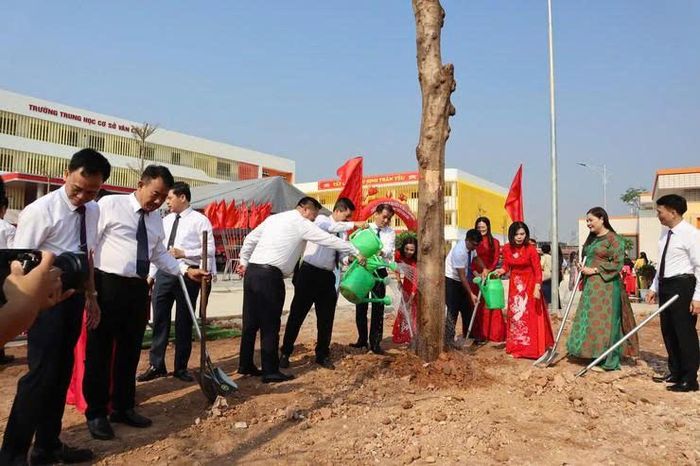 Ngày 9/10, xã Phúc Lộc tổ chức gắn biển công trình Trường THCS Vân Cốc với tổng mức đầu tư 125 tỷ đồng. Công trình được xây dựng khang trang, đồng bộ, hiện đại, đáp ứng nhu cầu học tập của hơn 1.700 học sinh, góp phần giảm áp lực về không gian dạy và học.