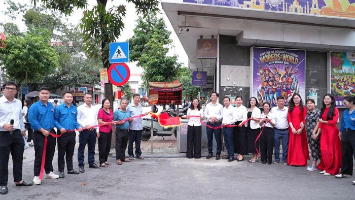 Cùng với dự án giao thông trọng điểm, xã Đông Anh tổ chức khánh thành, gắn biển nhiều công trình đầu tư công chào mừng 72 năm Ngày Giải phóng Thủ đô. Trong đó, Trường Tiểu học Việt Hùng 2 có tổng mức đầu tư hơn 108 tỷ đồng; các dự án cải tạo đường giao thông tại thôn Lực Canh, thôn Trong – thôn Hậu và hoàn thiện hạ tầng kỹ thuật phía Đông Nam thôn Thái Bình hướng tới cải thiện điều kiện đi lại, kết nối dân cư.