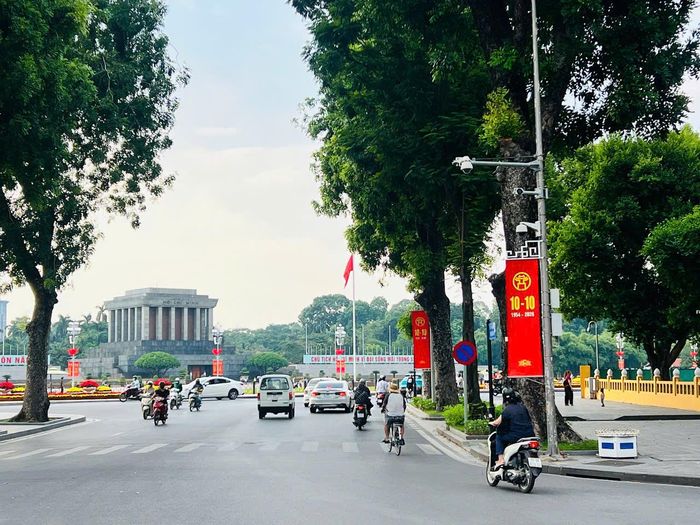 Những ngày đầu tháng Mười, nhiều tuyến phố trung tâm Hà Nội khoác lên mình diện mạo rực rỡ với cờ đỏ sao vàng, pano, băng rôn và khẩu hiệu chào mừng 72 năm Ngày Giải phóng Thủ đô (10/10/1954 - 10/10/2026).
