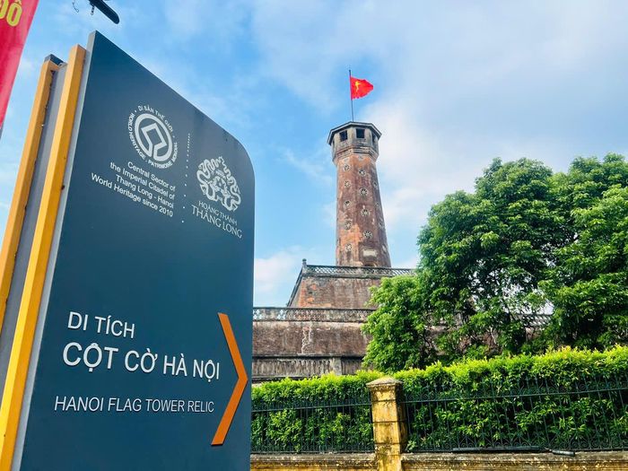 Giữa không gian di tích mang dấu ấn lịch sử, lá cờ đỏ sao vàng tung bay trên đỉnh Cột cờ Hà Nội trở thành hình ảnh giàu ý nghĩa. Công trình lịch sử gợi nhắc về truyền thống đấu tranh kiên cường, niềm tự hào dân tộc và hành trình xây dựng, phát triển của Hà Nội hôm nay.