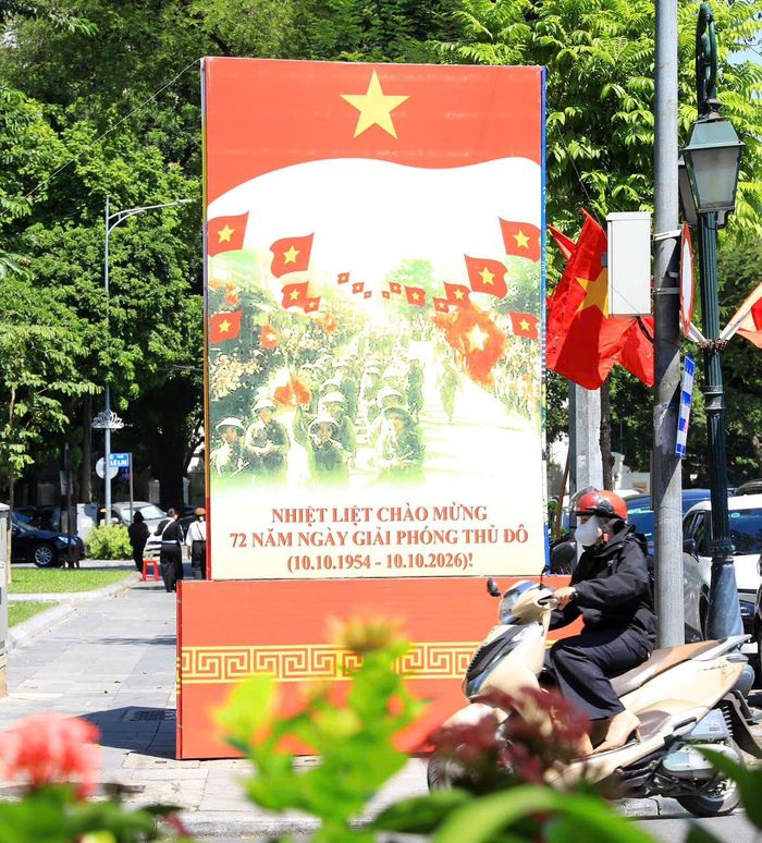 Từ những dải băng rôn bắc ngang đường đến các cụm pano cỡ lớn tại khu vực công cộng, cơ quan, công sở, công tác trang trí được thể hiện đồng bộ, trang trọng. Sắc đỏ nổi bật giữa không gian phố phường không chỉ tạo điểm nhấn cảnh quan mà còn lan tỏa không khí tự hào, phấn khởi hướng về ngày lễ lớn của Thủ đô.