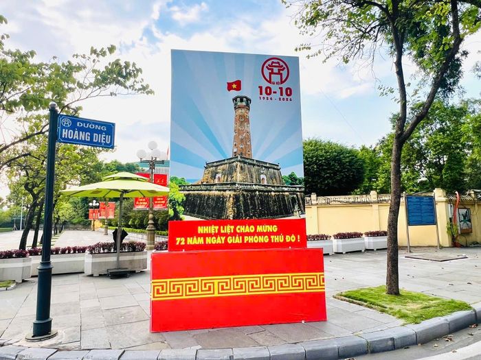 Những thông điệp chào mừng nổi bật giữa nhịp sống thường ngày, gợi nhắc người dân về dấu mốc lịch sử ngày 10/10/1954, khi đoàn quân chiến thắng tiến về tiếp quản Thủ đô.