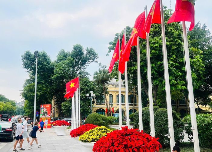 Không chỉ làm đẹp cảnh quan, những tuyến phố rực rỡ cờ hoa còn trở thành điểm hẹn của người dân và du khách. Nhiều gia đình, nhóm bạn trẻ tranh thủ dạo phố, chụp ảnh giữa không gian trang trí mang sắc màu ngày lễ.
