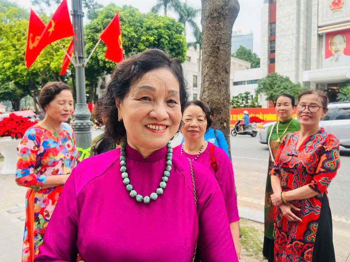 Dạo bước giữa phố phường rực rỡ cờ hoa, bà Bùi Thị Ngừng, đến từ phường Thanh Xuân bày tỏ niềm tự hào khi được chứng kiến Hà Nội ngày càng đổi mới trong dịp kỷ niệm Ngày Giải phóng Thủ đô. "Với tôi, ngày 10/10 không chỉ là dịp nhớ về thời khắc lịch sử năm xưa mà còn là cơ hội để cảm nhận những đổi thay của thành phố, càng trân trọng giá trị hòa bình và tin tưởng vào tương lai của Thủ đô", bà Ngừng chia sẻ.