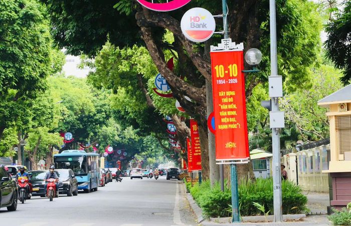 Từ dấu mốc lịch sử ngày 10/10/1954 đến diện mạo Thủ đô ngày càng khang trang, hiện đại hôm nay, niềm tự hào về Hà Nội vẫn được tiếp nối qua từng thế hệ. Sắc đỏ cờ hoa trên những tuyến phố không chỉ gợi nhớ một thời khắc lịch sử thiêng liêng mà còn gửi gắm tình yêu, niềm tin và khát vọng xây dựng Thủ đô văn hiến, văn minh, xứng đáng với vị thế trái tim của cả nước.