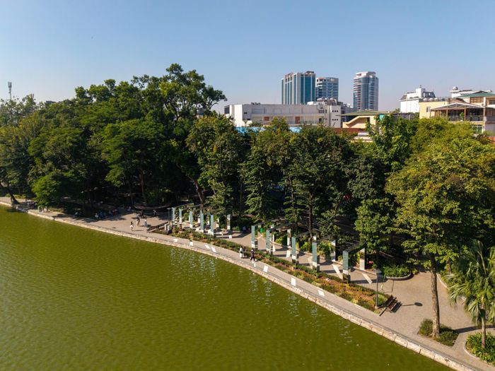 "Dải lụa ký ức" là không gian nghệ thuật kết hợp lối đi bộ với hệ thống chiếu sáng và khung gương nghệ thuật, tạo thêm những góc nhìn và trải nghiệm mới về một không gian văn hóa, lịch sử đã rất quen thuộc với người Hà Nội. Trong ảnh, "Dải lụa ký ức" khiêm nhường nép vào không gian xanh hiện hữu của hồ Hoàn Kiếm.