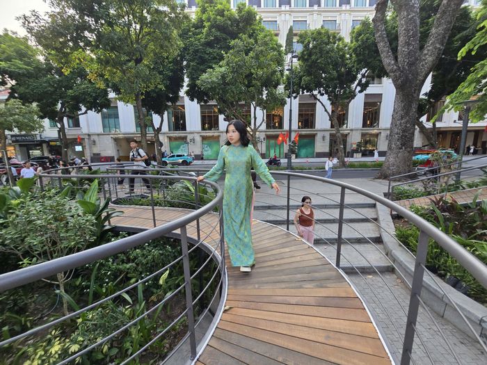 Ngay khi Không gian nghệ thuật "Dải lụa ký ức" mở cửa (từ 8/10 đến 2/12) rất đông người dân đến check in. Chị Lê Thị Hiền, tổ dân phố Tư Đình 1, phường Long Biên, TP Hà Nội cho biết: Cơ quan chị nằm ngay bên hồ Hoàn Kiếm. Mỗi ngày, sau giờ làm, chị vẫn tập thể dục bằng cách đi ba vòng hồ. Chị chia sẻ: Công trình mới, ngắn hạn này khá thú vị. Nó nép vào không gian xanh quen thuộc của hồ. "Với tôi, đây là một món quà xinh xắn, đáng yêu mà chính quyền thành phố tặng người dân nhân nhân kỷ niệm 72 năm ngày Giải phóng Thủ đô", chị Hiền bày tỏ.