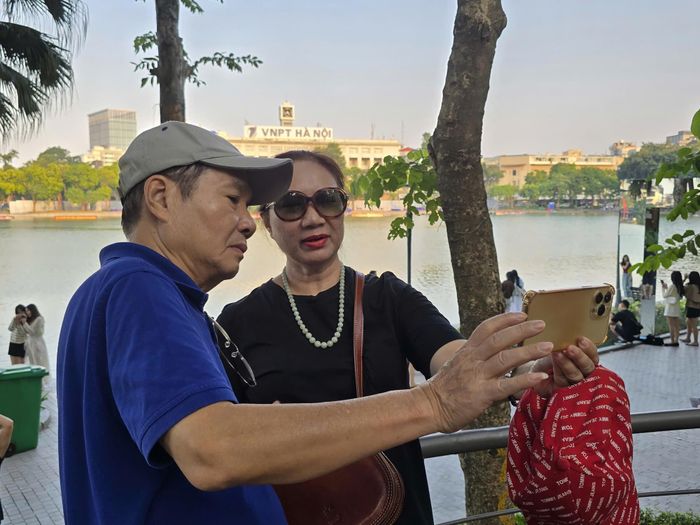 Chị N.T.Lan, phố Kim Mã, phường Giảng Võ cho biết, chị sinh ra và lớn lên ở phố Hàng Khay, sau khi lấy chồng thì về phố Kim Mã ở. Kể từ ngày nghỉ hưu, vợ chồng chị vẫn thường xuyên xe buýt lên Bờ Hồ, phố cổ đi dạo. Chị bày tỏ, công trình nghệ thuật này khá ấn tượng. Nó không cồng khềnh, lấn át hay làm mất đi bản chất của không gian vốn có của khu vực bờ hồ. Tuy nhiên, chị cũng cho rằng, khi hết thời gian sử dụng, cần hoàn trả lại mặt bằng vốn có của khu vực. "Với người dân phố cổ chúng tôi, bờ hồ vẫn gần gũi với những gì nhỏ bé mà tinh tế, dung dị mà gần gũi, thậm chí hơi xưa cũ".