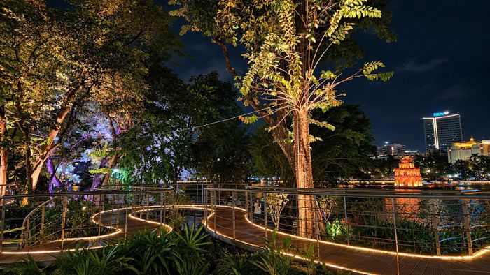 Tại một số vị trí, những khóm cây cao gần ngang tầm mắt tạo cảm giác người đi đang ở giữa một khu vườn xanh. Nhưng chỉ sau một khúc cong, lớp cây có thể bất ngờ ngắt ra, mở rộng tầm nhìn về mặt nước và Tháp Rùa. Chính sự thay đổi liên tục giữa những khoảng không gian khép kín và rộng mở tạo nên sức hấp dẫn của hành trình. Trong ảnh là hình ảnh cầu cạn với hiệu ứng ánh sáng vào buổi tối.