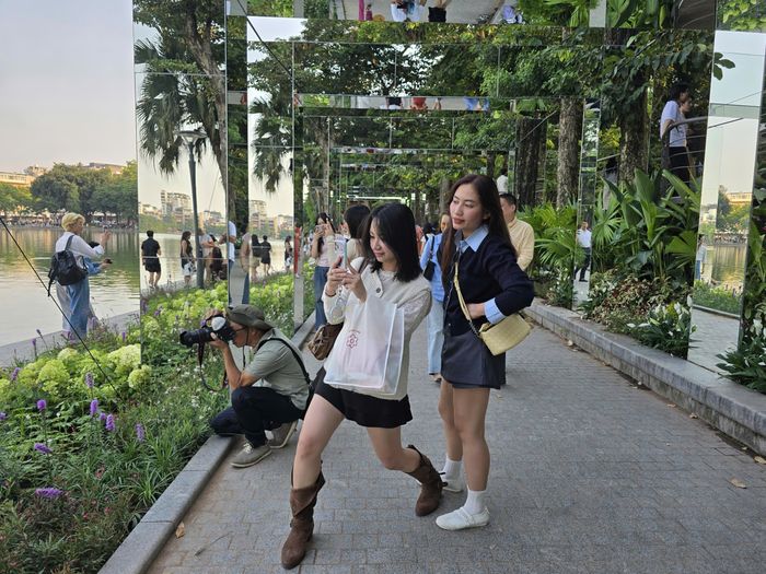 Dự kiến, sau ngày 2/12, không gian nghệ thuật ngắn hạn này sẽ được tháo dỡ, hoàn trả lại không gian, mặt bằng cũ. Những tuyến đường dạo quen thuộc vẫn ở đó. Những hàng cây, mặt nước và Tháp Rùa vẫn tiếp tục hiện diện như những hình ảnh gắn bó với Hà Nội qua nhiều thế hệ...