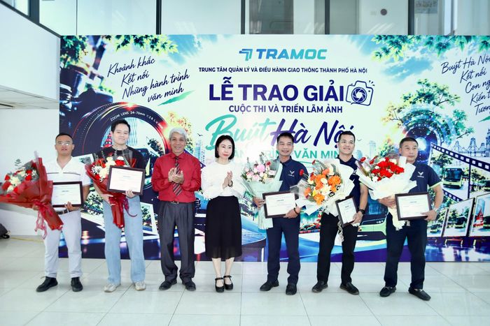 Ban tổ chức trao giải Ba và các giải khuyến khích. Cuộc thi không có tác phẩm đoạt giải Nhất.