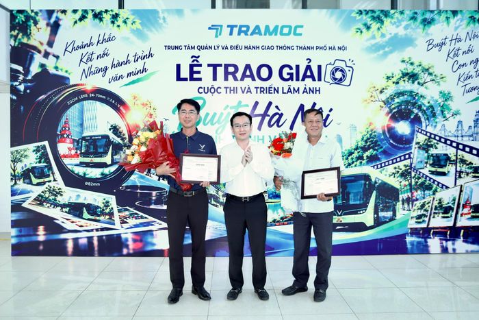Ông Thái Hồ Phương - Giám đốc Trung tâm Quản lý và Điều hành giao thông TP Hà Nội, Trưởng ban Tổ chức cuộc thi trao giải Nhì cho các tác giả.
