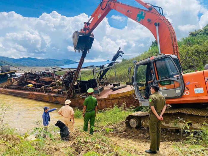 Lực lượng chức năng giám sát việc tháo dỡ thiết bị bơm, hút cát sỏi trên phương tiện thủy tại hồ Đa Nhim. (Ảnh: CALĐ)