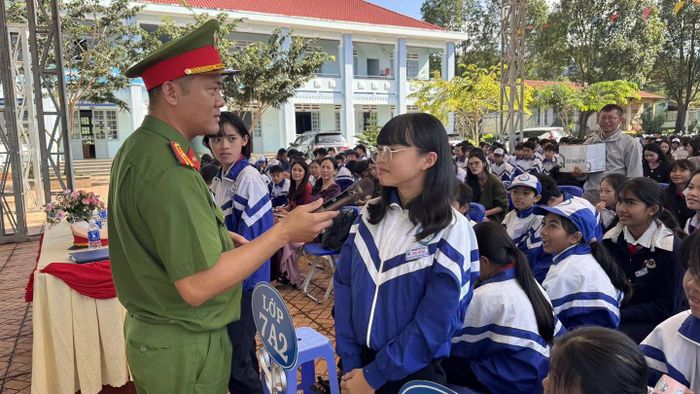 Cán bộ Công an xã Đơn Dương giao lưu, trao đổi kiến thức pháp luật với học sinh tại buổi tuyên truyền. (Ảnh: CALĐ)
