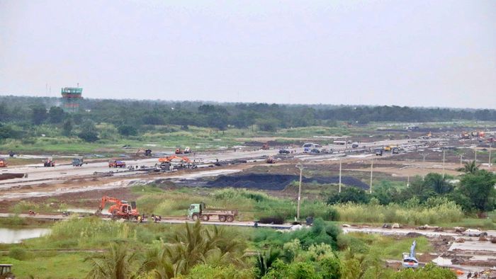 Hơn 400 công nhân cùng hàng trăm máy móc, thiết bị được huy động thi công đường cất, hạ cánh tại Cảng hàng không Cà Mau.