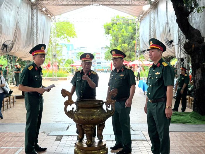 Thiếu tướng Nguyễn Thành Trung, Chính ủy Bộ Tư lệnh TP.HCM và Thiếu tướng Trần Chí Tâm, Phó Chủ nhiệm Quân khu 7 trực tiếp điều phối hoạt động sơ duyệt, kiểm tra công tác tổ chức và sự phối hợp giữa các lực lượng tham gia.