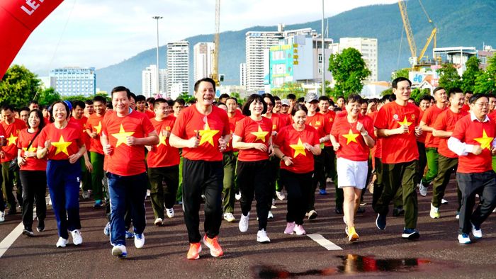 Ngay sau lễ phát động, gần 3.000 cán bộ, công chức, viên chức, người lao động, học sinh, sinh viên đã tham gia chạy bộ xung quanh khu vực đường Nguyễn Tất Thành