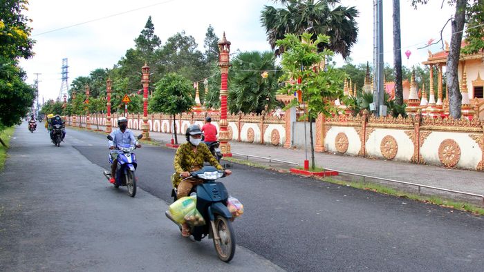 Những tuyến đường được đầu tư nâng cấp, mở rộng giúp cho việc đi lại, giao thương của người dân thuận lợi hơn.