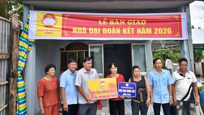 Xã Vĩnh Lợi trao nhà Đại đoàn kết cho hộ gia đình có hoàn cảnh khó khăn, giúp người dân ổn định chỗ ở, từng bước phát triển kinh tế.