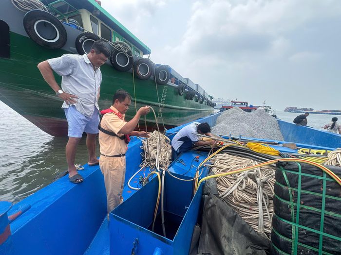 Lực lượng Cảnh sát đường thủy hỗ trợ phương tiện gặp sự cố, góp phần bảo đảm an toàn cho người và hàng hóa.