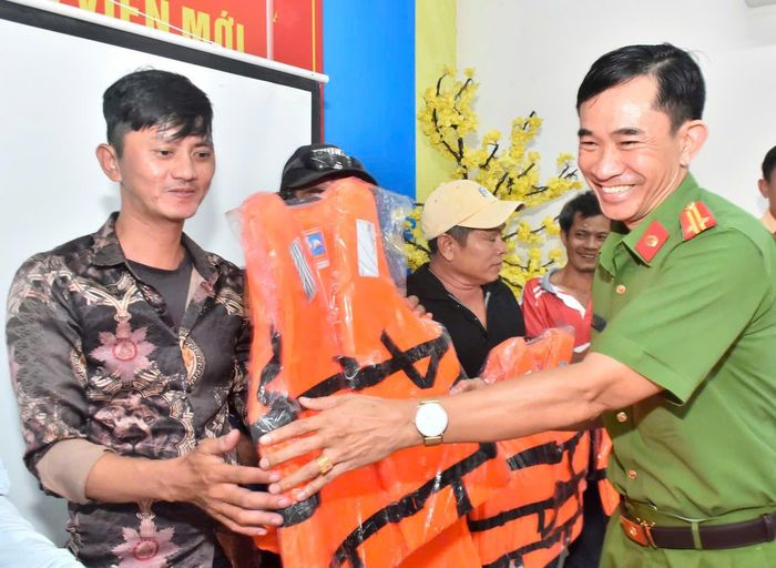 Trao tặng áo phao, vận động người dân chấp hành quy định về an toàn giao thông đường thủy.