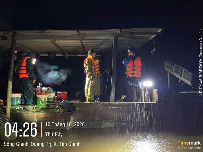 Thuyền lắp máy động cơ và hệ thống ống hút được phát hiện đang khai thác cát tại khu vực thôn Phù Hóa, xã Tân Gianh.