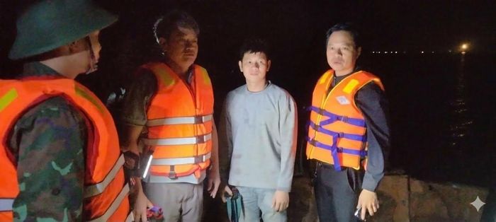 Ông Trần Thanh Hải, Chủ tịch UBND xã Tân Gianh, cùng đoàn công tác tuần tra, truy quét nạn khai thác cát trái phép trên sông Gianh giữa đêm.