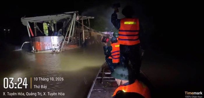 Thuyền lắp máy động cơ và hệ thống ống hút được phát hiện đang khai thác cát tại khu vực thôn Phù Hóa, xã Tân Gianh.
