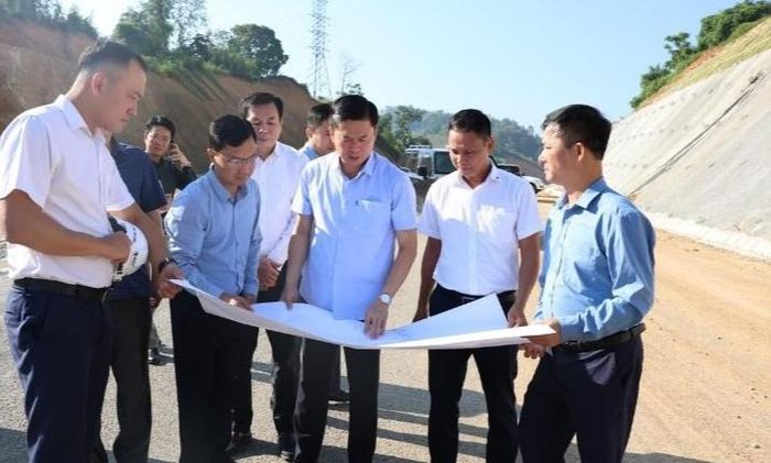 Phó Chủ tịch Thường trực UBND tỉnh Lạng Sơn yêu cầu triển khai đồng bộ giải pháp, bàn giao toàn bộ mặt bằng cao tốc Hữu Nghị - Chi Lăng trước ngày 31/10 (Ảnh: Khánh Ly).