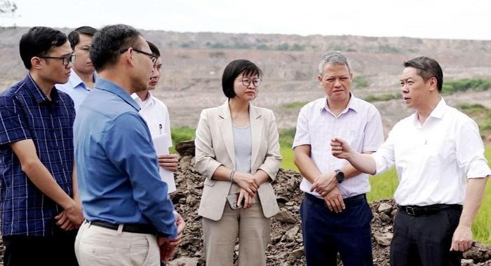 Phó Chủ tịch UBND tỉnh Lạng Sơn chỉ đạo việc thực hiện GPMB dự án Đầu tư mở rộng, nâng công suất mỏ than Na Dương tại thực địa (Ảnh: Đỗ Hoạt).