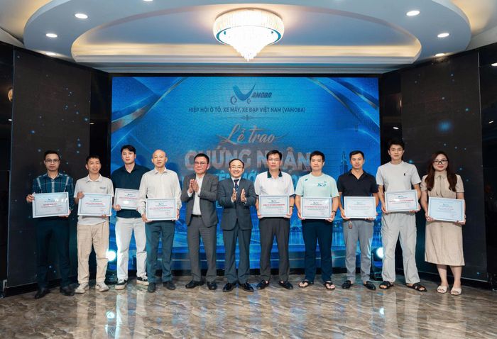  Đại diện HH Trao chứng nhận cho hội viên mới.