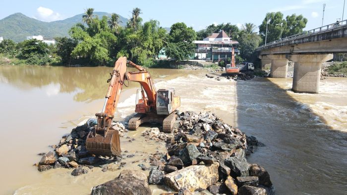 Tháo dỡ đập ngăn mặn cũ trên sông Cái Nha Trang nhằm khơi thông dòng chảy, tăng khả năng thoát lũ trong mùa mưa bão (Ảnh: Hoàng Sơn).