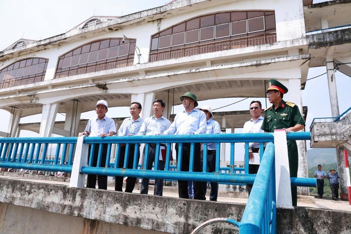 Giám đốc Sở Nông nghiệp và Môi trường Khánh Hòa Nguyễn Duy Quang (hàng đầu, người thứ hai từ phải sang) cùng đoàn công tác kiểm tra công tác bảo đảm an toàn hồ chứa nước Suối Dầu trước mùa mưa bão (Ảnh: Hoàng Sơn).