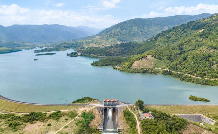 Hồ chứa nước Suối Dầu, một trong những công trình thủy lợi quan trọng phục vụ điều tiết nguồn nước tại Khánh Hòa (Ảnh: Hoàng Sơn).