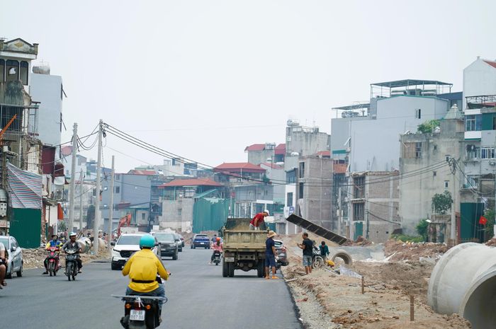 Tuyến đường đi qua địa bàn phường Khương Đình, kết nối đường Nguyễn Trãi với khu vực Đầm Hồng và các tuyến giao thông lân cận.