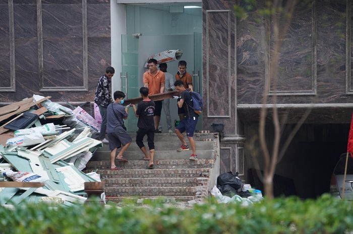Cùng với tuyến đường mới, nhiều hộ dân trên phố Dương Đình Nghệ tranh thủ sửa sang, chỉnh trang nhà cửa, góp phần thay đổi diện mạo khu vực.