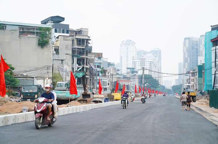 Đoạn đường Vành đai 2,5 nối Vũ Phạm Hàm với Trần Duy Hưng có chiều dài khoảng 600m, mặt cắt ngang rộng 40m, được khởi công từ ngày 20/3/2026.