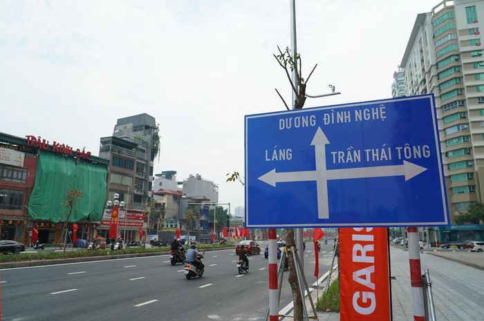Tuyến đường được thiết kế quy mô mặt cắt ngang rộng rãi, phân chia dải phân cách giữa trồng hoa, cây xanh đồng bộ, đèn đường, biển chỉ dẫn và hệ thống chiếu sáng hiện đại.