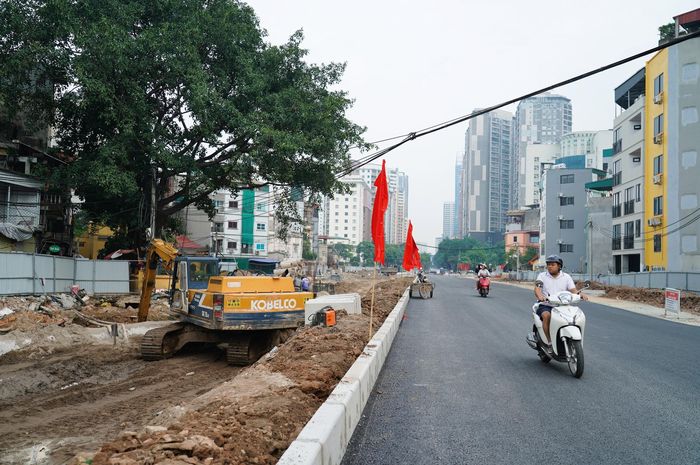 Theo ghi nhận, đoạn tuyến Trần Duy Hưng - Vũ Phạm Hàm đến sáng 10/10 đã được thảm nhựa từ đầu đến cuối tuyến.